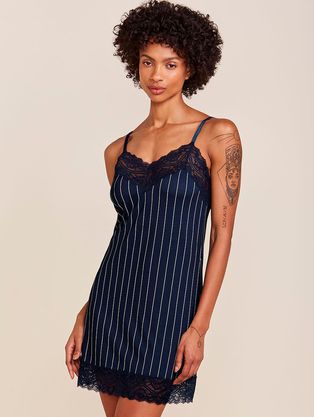 Camisola Alças Finas Em Viscose Estampada E Renda Love Stories Estampa Risca De Giz Azul Noturno