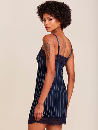Camisola Alças Finas Em Viscose Estampada E Renda Love Stories Estampa Risca De Giz Azul Noturno
